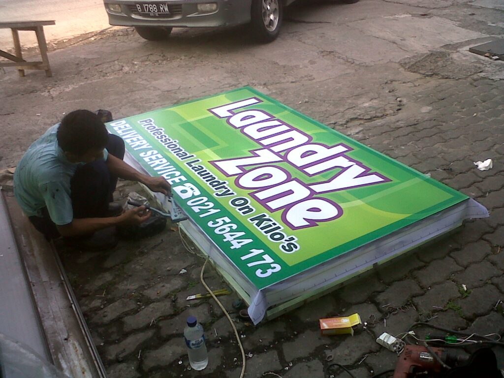 Bahan Spanduk Neon Box , Solusi Iklan Efektif Di Luar Ruangan