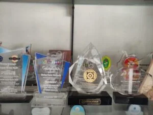 Harga Plakat Akrilik Jakarta, Kemewahan yang Terjangkau