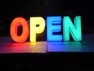 Huruf Timbul Akrilik Outdoor, Tahan Lama Dan Tampilan Menawan Di Luar Ruangan