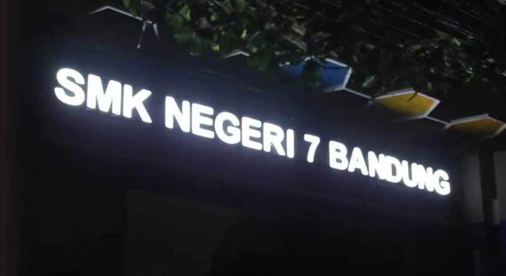 Penerapan Neon Box Sekolah: Ciptakan Suasana Belajar yang Menyenangkan