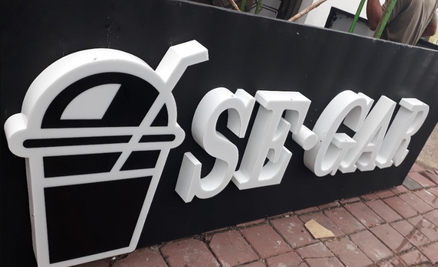 Neon Box Huruf Timbul Akrilik: Gabungan Keindahan dan Fungsi