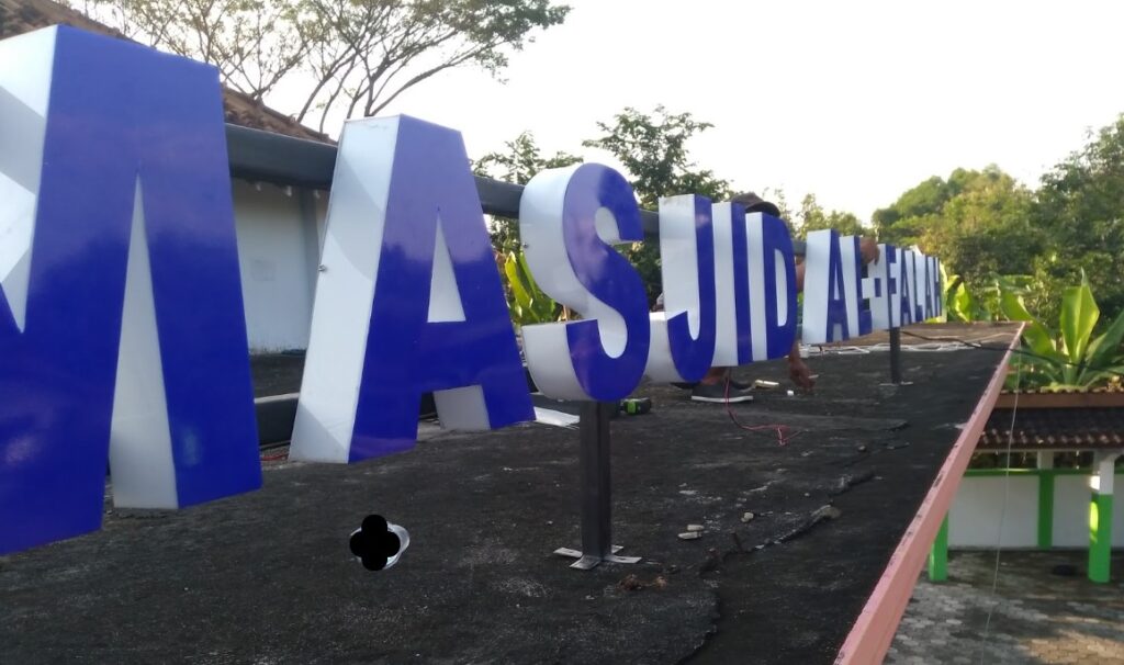 Huruf Timbul Akrilik Outdoor: Tahan Cuaca dan Tarik Perhatian