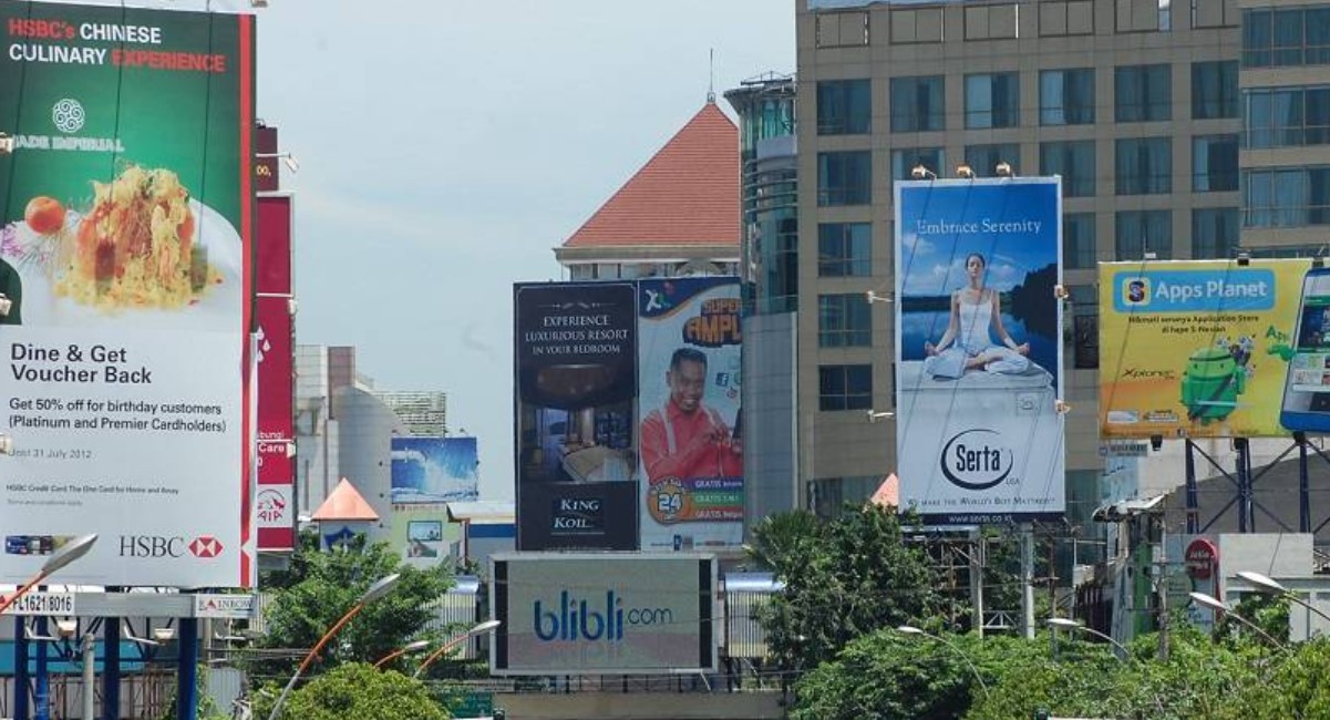 Pemasangan Neon Box Berizin: Pentingnya Menghormati Peraturan Reklame